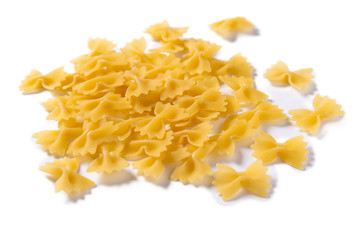 Farfalle, pasta italiana isolata su fondo bianco