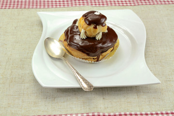 religieuse au chocolat dans une assiette