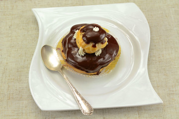 religieuse au chocolat dans une assiette