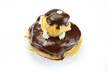 religieuse au chocolat sur un fond blanc
