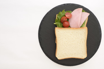 石皿の上にサンドイッチ