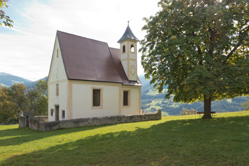 Fototapeta na wymiar Kapelle am südtiroler Jakobsweg bei Pardell im Eisacktal