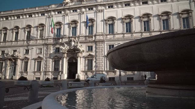 Roma, Italia. Monte Quirinale. Palazzo della Consulta. Facciata con fontana di quinta