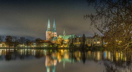 Fototapeta na wymiar Lübeck Obertrave bei Nacht