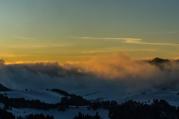 wschód słońca z Wysokiego Wierchu w pieninach zimą
