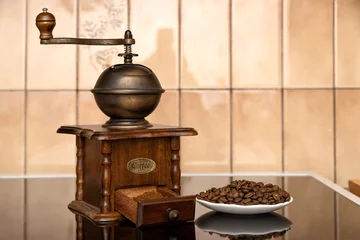 Fotobehang Koffiebonen moulin à café vintage avec grains de café et moulu  © Maurice Metzger