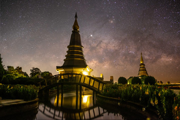 Naklejka premium The stars and the milky way in the night sky are very beautiful.