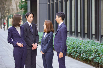 ビジネスシーン・4人チーム・談笑