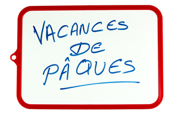 ardoise avec écrit dessus vacances de pâques
