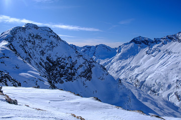 Fototapeta na wymiar Alpi Svizzere. Scialpinismo al Passo dei Tre Uomini. Piz de Mucia