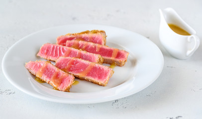 Tuna steak with sesame seeds