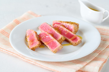 Tuna steak with sesame seeds