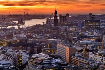 Die Stadt Hamburg mit Michel und der Elbe bei Sonnenuntergang in der Abenddämmerung von oben © yourpix