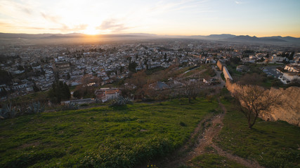 Naklejka premium Panoramiczny widok na miasto Granada z punktu widokowego San Miguel
