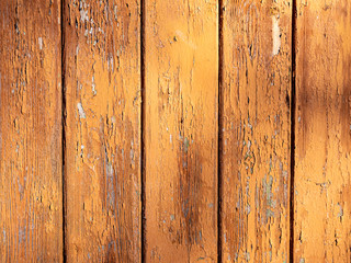 Orange Holzwand mit alter Farbe