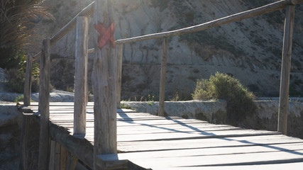 Puente de madera en el desierto de Tabernas de la provincia de Almeria