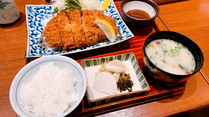 美味しそうなとんかつ定食