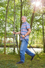 Vitaler Senior macht Nordic Walking in der Natur