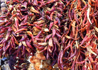 Hängende Ketten mit Gewürzen zum Trocknen