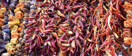 Fototapeta premium Zum Trocknen aufgehangene Gwürze