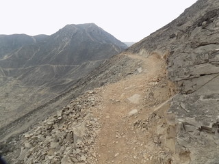 Camino sobre cerros.