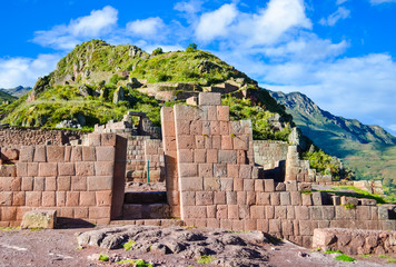 Ruined door of ancient Pisac inca town in Peru Sacred valley - obrazy, fototapety, plakaty