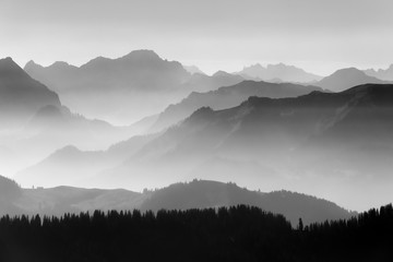 Hochgrat Panorama Bayern Deutschland Österreich Grenzgebiet Aussicht Fernsicht Gipfel Berge Dunst Nebel Silhouetten Staffelung Kamm Berge Alpen Graustufen schwarz weiß Hintergrund