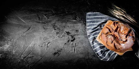 Rollo Brot Frisch gebackenes Brot auf dunklem Hintergrund  © Andrii
