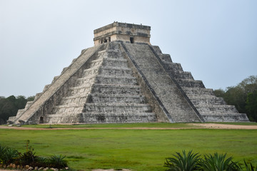 Fototapeta na wymiar The famous Mayan pyramid Chitzen Itza one of the new seven wonders of the world