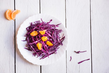 Red cabbage salad with pieces of orange