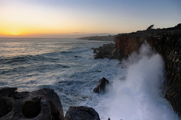 Obraz premium waves crush on the rock. Cascais, Portugal