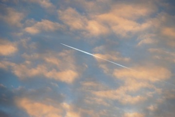 Wolken im Abendlicht mit Flugzeug