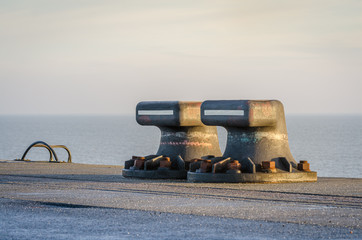 Hafenpoller im Containerhafen Wilhelmshaven
