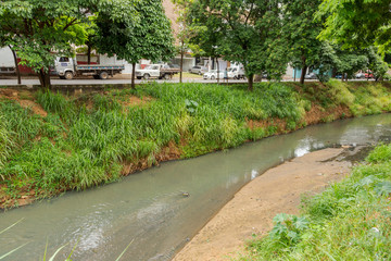 Poluição por esgoto doméstico do Ribeirão Ubá, na Avenida Beira Rio, na cidade de Ubá, estado de Minas Gerais, Brasil