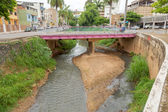 Polui&ccedil;&atilde;o por esgoto dom&eacute;stico do Ribeir&atilde;o Ub&aacute;, na Avenida Beira Rio, na cidade de Ub&aacute;, estado de Minas Gerais, Brasil