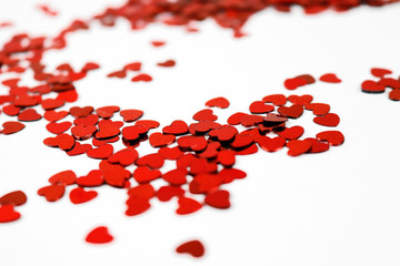 Rote Herzen auf weißem Hintergrund 1