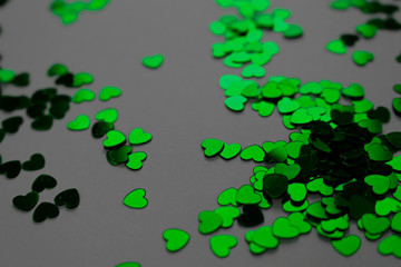 Gr&uuml;ne Herzen auf dunklem Hintergrund