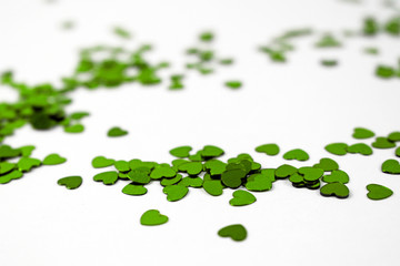 Gr&uuml;ne Herzen auf wei&szlig;em Hintergrund 1