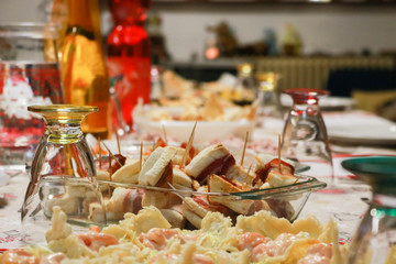 Antipasti di Antipasto di pane e speck e Barchette di formaggio e gamberetti in salsa cocktail, ricette e cucina 