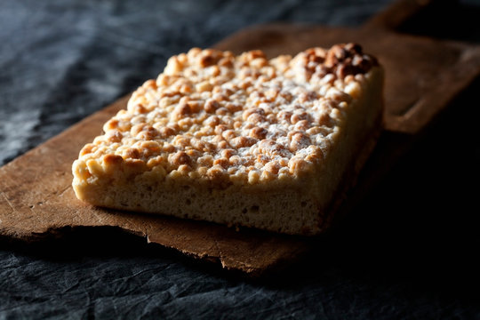 Crumble cake on chopping board, close up