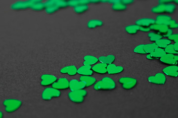 Gr&uuml;ne Herzen auf dunklem Hintergrund 3