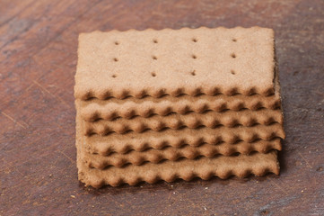 Rye cracker om a woodem board,