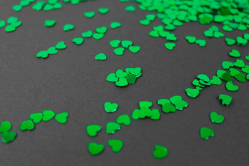Gr&uuml;ne Herzen auf dunklem Hintergrund 4