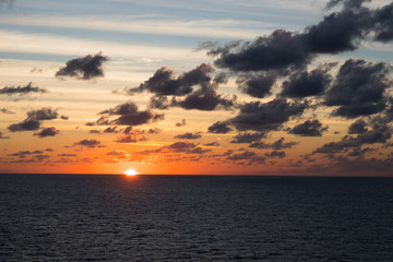 Naklejka na ściany i meble Sonnenuntergang auf hoher See