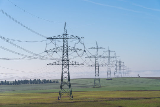 Strommasten im Winter