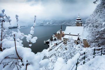 Blick auf das eingeschneite Dorf Hallstatt in Österreich im Winter mit Schneebedeckten Bergen