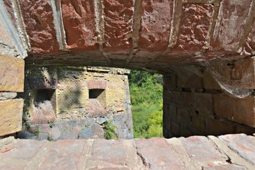 Twierdza Boyen, widok przez okienko w murze, Giżycko, Polska