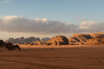 Fototapeta na wymiar Vista panorámica del desierto de Wadi Rum, Jordania 