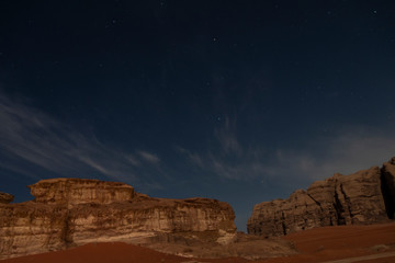 Cielo nocturno con estrellas en el desierto de Wadi Rum, Jordania