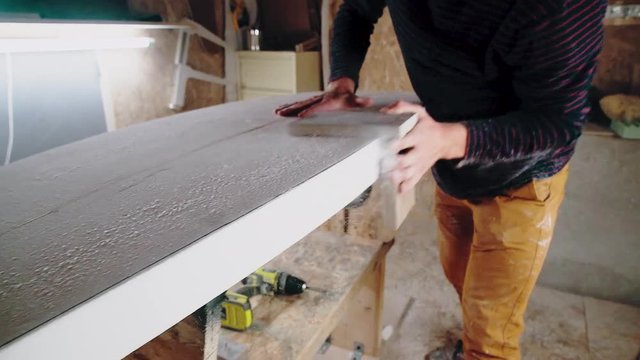 Pon&ccedil;age d'un planche de surf